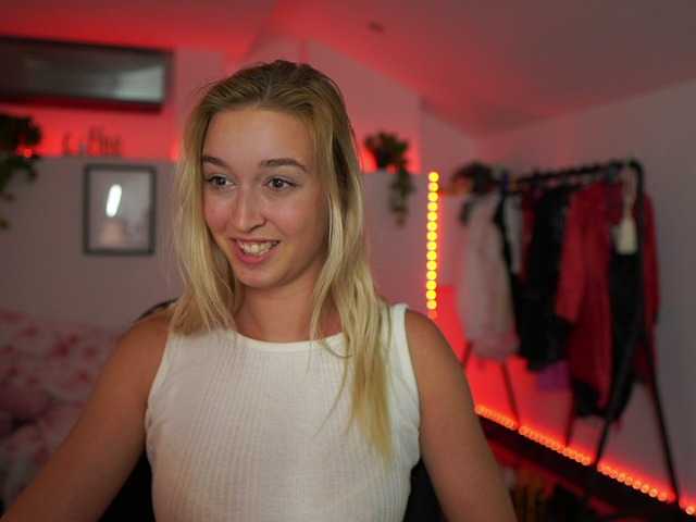 Fotoğraflar AlexisTexas18 Hi! I am Alexis 19 yrs old teen, with perfect ass, nice tits and very hot sexy dance moves! Lets have fun with me! Water on my white T-shirt at goal!