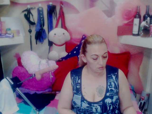 Fotoğraflar annysalazar I want to premiere my new toy come help me achieve my goal 100 tokens