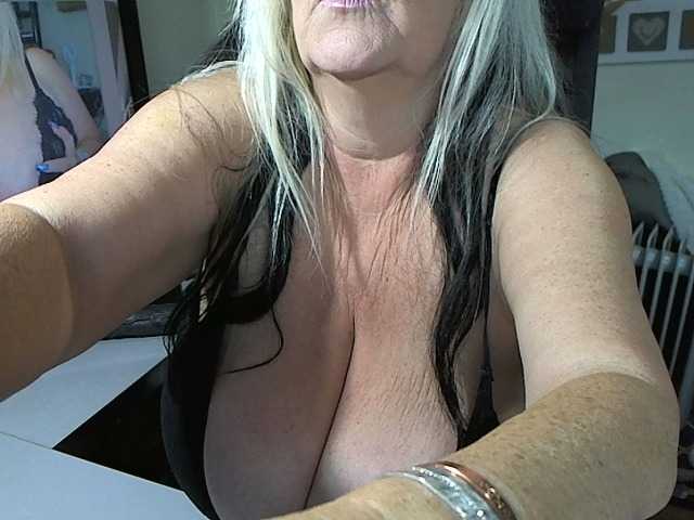 Fotoğraflar blondebustyuk 40JJ titties out bouncing then play with this tight winking pussy fingers in if you tip you can watch xx thankyou XX