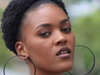 Erotik görüntülü sohbet Carry-Brie