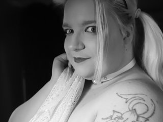 Erotik görüntülü sohbet Curvy-Lucy