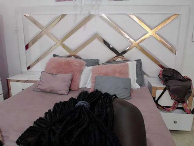 Fotoğraflar Ebony-Queen19 Welcome to my room I'm new I'm hot and ready for fun