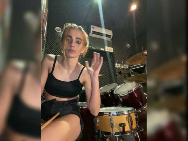 Fotoğraflar EmmylieMorris I'm in music studio today*-* And I'm really sorry if its lagging a bit...Pleqase tip 5 tk^-^ Write in FREE CHAT^-^I really love 5 tk UH(Ultra High) vibration *_*