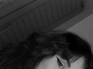 Erotik görüntülü sohbet Emyli-rousse-