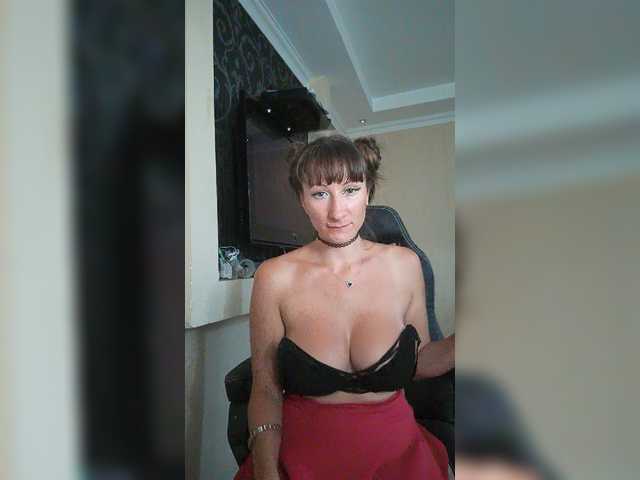 Fotoğraflar EvaMaroon Guys hello! Support me with your tips if you like what you see. Lovense is on and works from 2 tokens. (Levels 2-14 - low vibro, 15-49 medium, 50-99 high, 100+ ultra). Sorry, but i don’t speak english. I cum with you in 1801 tok