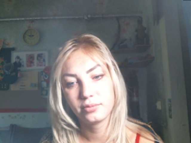 Fotoğraflar HotCarmin Hi guys, i love to play love to dance... if you like slim blond .I do a show , 5 min for 500 tokens