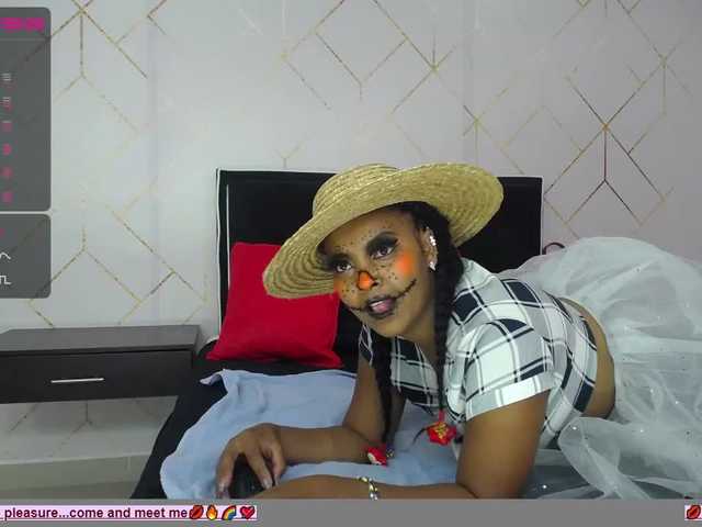 Fotoğraflar KiraMonroe Trick or treat should I say blowjob and trick? come into my living room for a very special Halloween! The candy will surprise you. #Ebony #sex # horny #youngirl #sex #wet