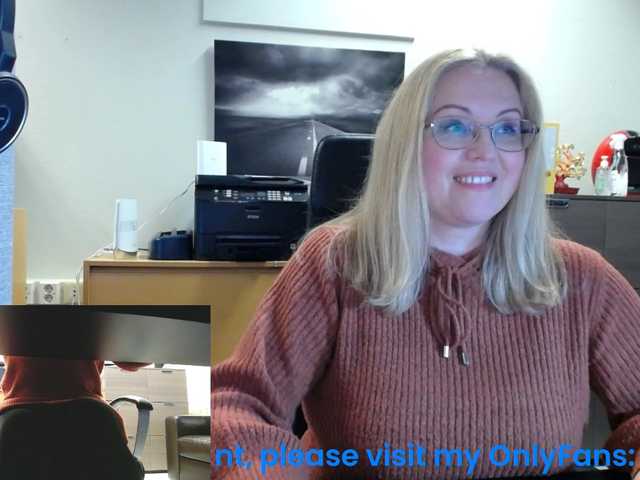 Fotoğraflar KristinaKesh At the office. Lush ON! Privats welcome!!! 101 tok before pvt! Tips only in public chat matter:) Lush reactiong from 3 tok.