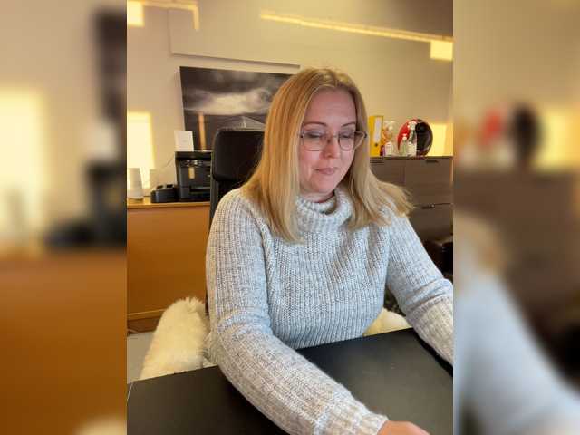 Fotoğraflar KristinaKesh At the office. Lush ON! Privats welcome!!! 150 tok before pvt! Tips only in public chat matter:) Lush reactiong from 3 tok.