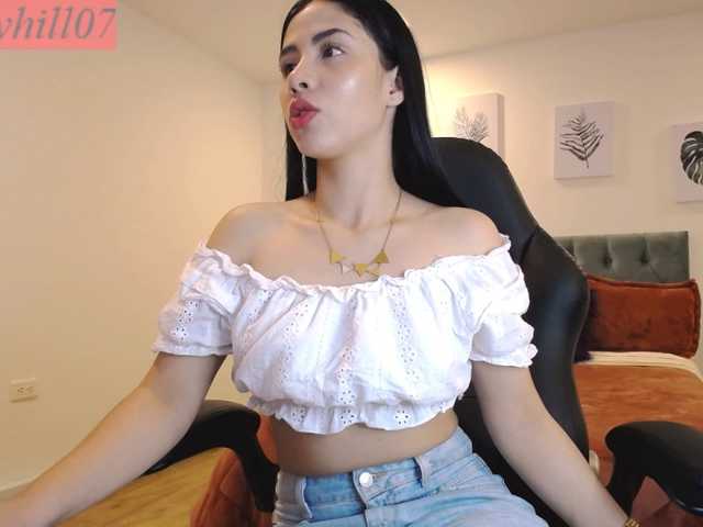 Fotoğraflar LeslyHill Guuuuuuys do you want to see me naked? We complete the goal of 200 tokens together!