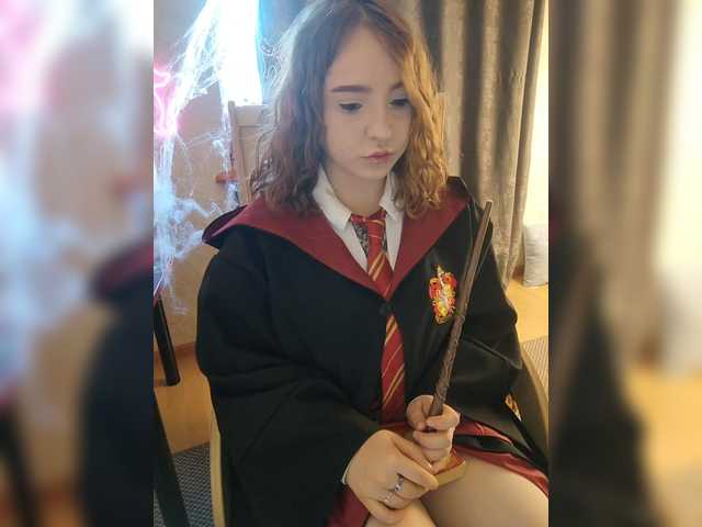 Fotoğraflar LittleDelora Welcome to my Hogwarts, this Halloween I will be dressed as Hermione with a wand that shoots fire. Come in and we’ll learn spells together) P.S. I’m only a 1st year student @total countdown @sofar collected @remain left until the show starts!