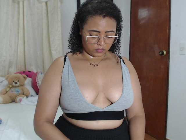 Fotoğraflar MichelDemon hey guysss come and enjoy a while with me VIBE TOY ON make my pussy wet #latina #squirt #bigboobs