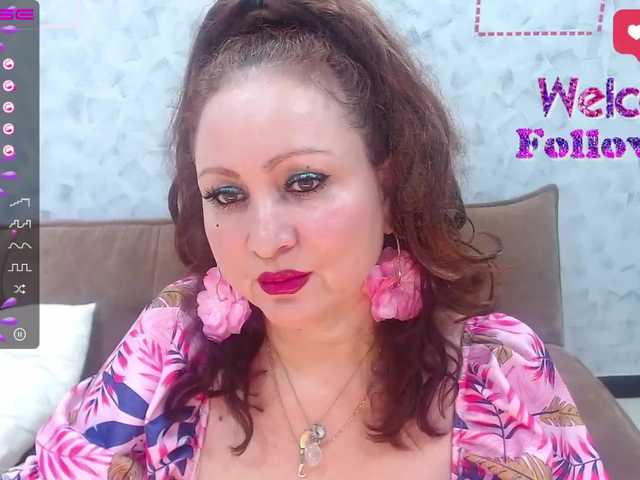 Fotoğraflar MommyQueen Hi guys. Welcome ...my room. I am mommy queens. mature, I like. fantasy and kamasutra. let's go my goal 500 tk. #mature #deeptroat #blowjob #latina #new