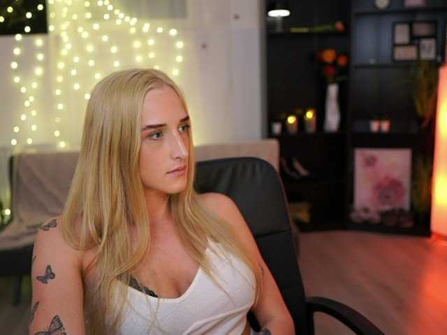 Fotoğraflar NicoletteShea01 Still new here, come and taste my juicy titties :)