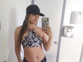 Erotik görüntülü sohbet NikkiHanson