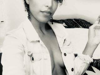 Erotik görüntülü sohbet NylaSweet