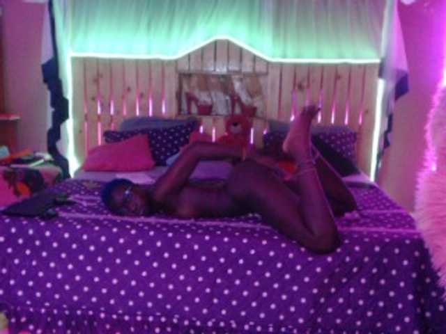Fotoğraflar Okoye19 hey guys welcome to my room, dnt forget to add me as friend and request with a tip