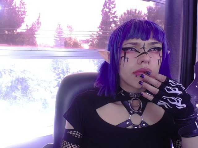 Fotoğraflar PhychomagcArt Welcom me room!! come and play with this goth girl, but very slutty, do you want to come and taste her squirt and cum?