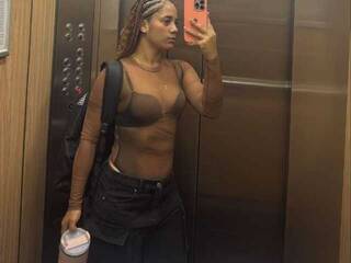 Erotik görüntülü sohbet SeleneRouge