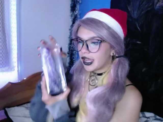 Fotoğraflar VenusPurple Looking for Daddy demon King to vibrate this innocent girl pussy and bring her to Cum-hell
