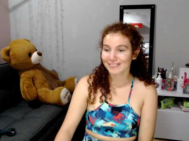 Fotoğraflar VeronicaRusso hello guys enjoy with me 332 tokens to reach the goal Squirt Show