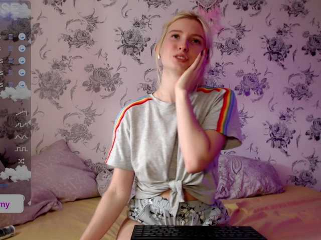 Fotoğraflar whiteprincess 1 token = 1 splash on my white T-shirt (find out what's under it dear) #teen #new #young #chat #blueeyes
