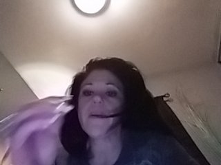 Fotoğraflar xoHarleyxo Been traveling all day to get to family's house that smells funny and is dead quiet. My pussy is wet and I'm super horny.....